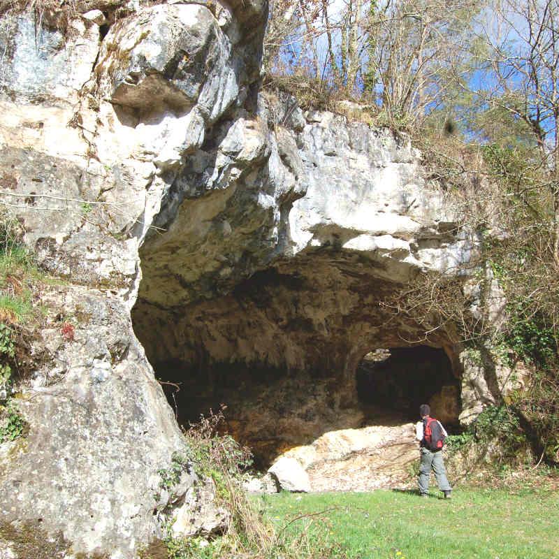 La grotte de Ménieux sur la randonnée pédestre à Edon