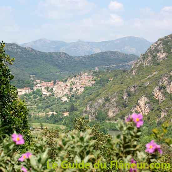 Le village de Vieussan sur la randonnée à Roquebrun