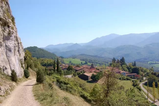 Chemin ramenant au village de Roquefixade