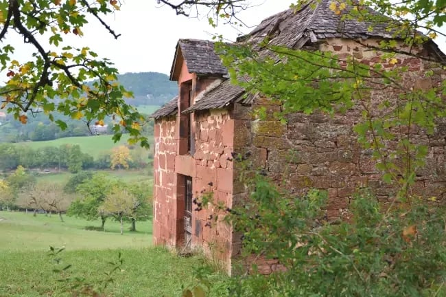 Grange en grès rouge