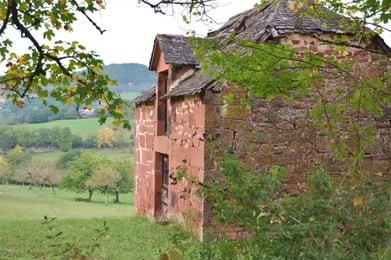 Grange en grès rouge
