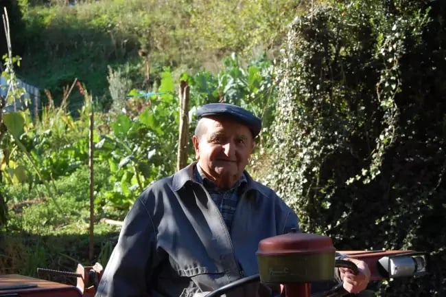 Paysan de Roquefixade sur son tracteur
