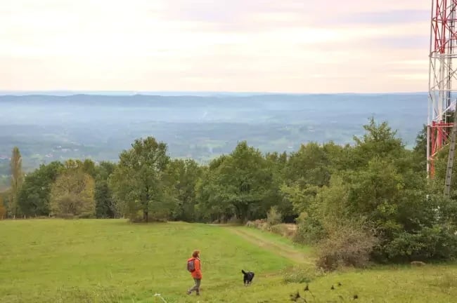 Randonneuse face au paysage corrézien