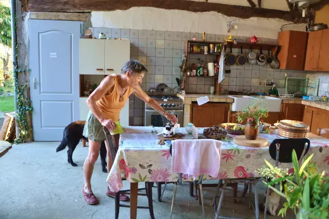 Anne-Marie dans la cuisine collective du gîte d'étape