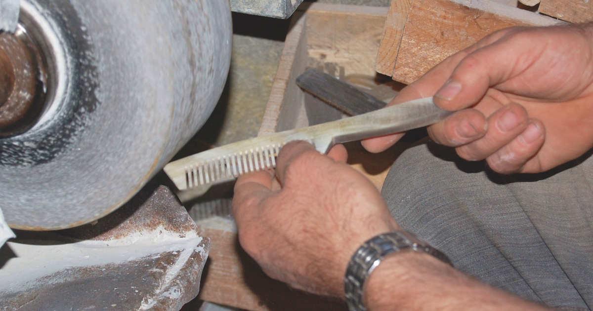 Artisan créateur de peignes en corne dans l'Ariège