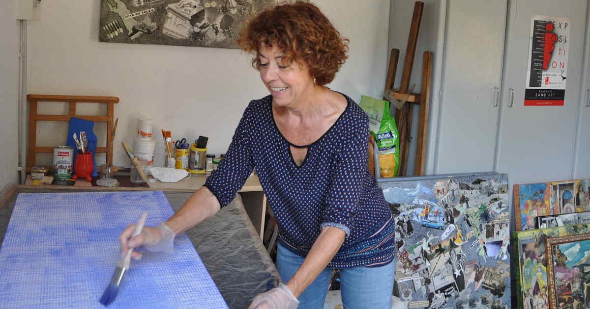 L'artiste peintre collagiste Mona Badie à Roquefère dans l'Aude