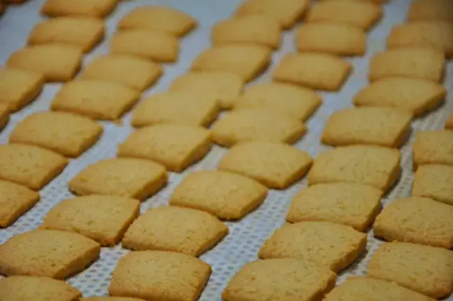Biscuits aux amandes sortant du four