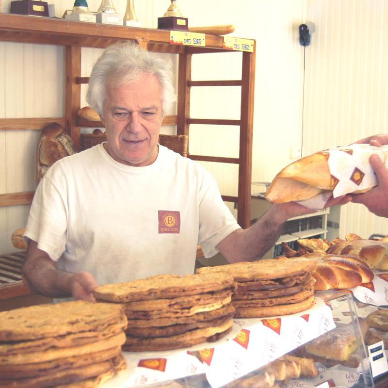 Artisan boulanger à Fanjeaux dans l'Aude