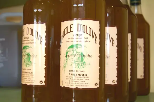 Bouteilles d'huile d'olives du vieux moulin de Mirabel