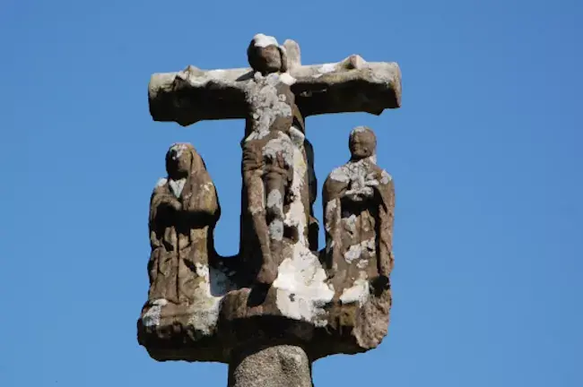 Calvaire de la chapelle de Loc'h sur la randonnée de Mahel-Pestivien