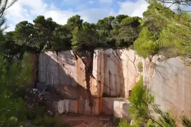 Carrière de marbre rose sur la randonnée de la carrière du Roy Caunes-Minervois