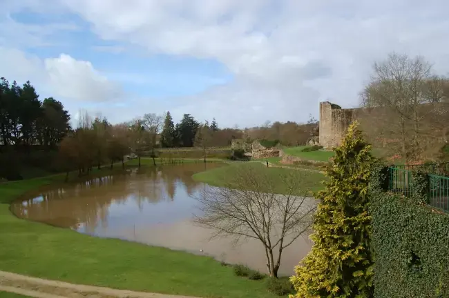 Château et digue de Montaigu