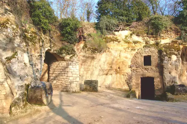 Cour de ferme du village troglodytique de Rochemenier