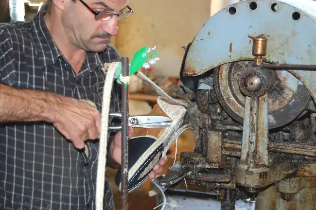 Couture de la semelle dans la fabrication des espadrilles