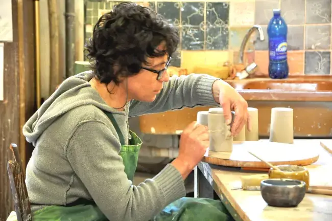 Création de mugs dans l'atelier de poterie de Nadine