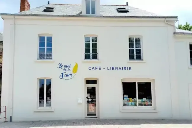 Devanture du café librairie Le Mot de la Faim à Montreuil-Juigné