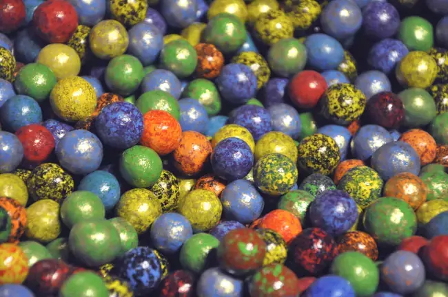 Diversité de couleurs des billes en terre