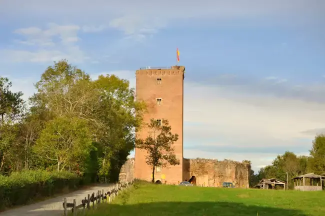 Donjon en briques du château de Montaner