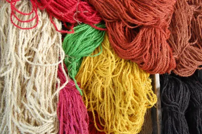 Écheveaux de cordes colorées pour la fabrication de tapis
