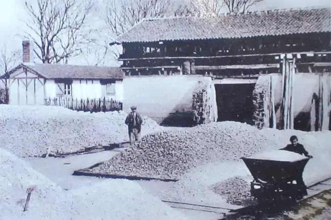 Enfant poussant un wagonnet de kaolin