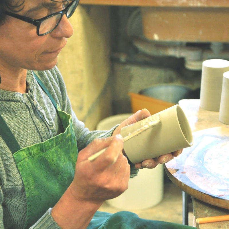 Fabrication de mugs dans l'atelier de poterie de Nadine