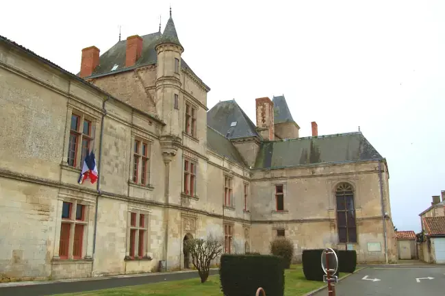 Façade du château de Coulonges-sur-Autize