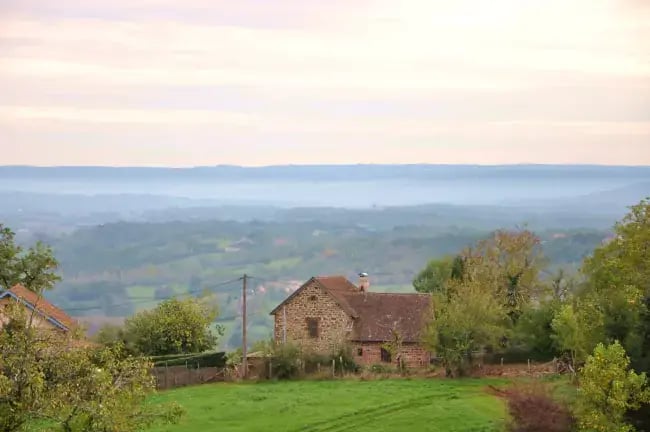 Ferme en grès rouge à Meyssac
