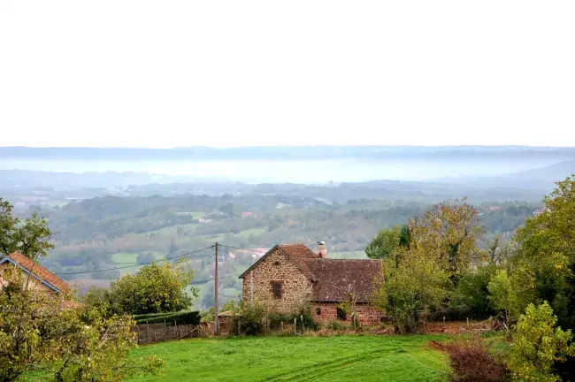 Ferme en grès rouge sur la randonnée à Meyssac