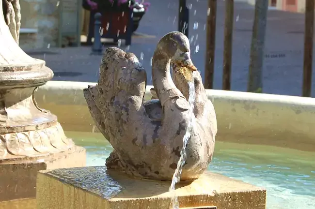 Fontaine place du marché à Saint-Paul-Trois-Châteaux