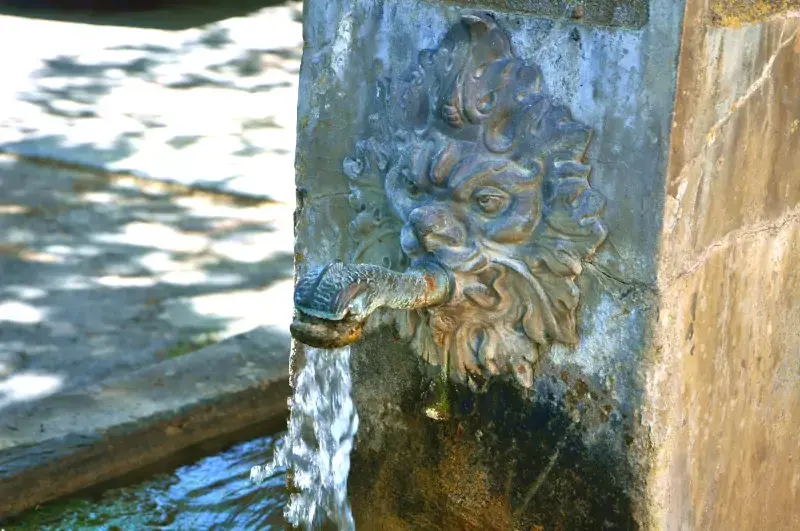 Fontaine de la place du village de Labastide-en-Val