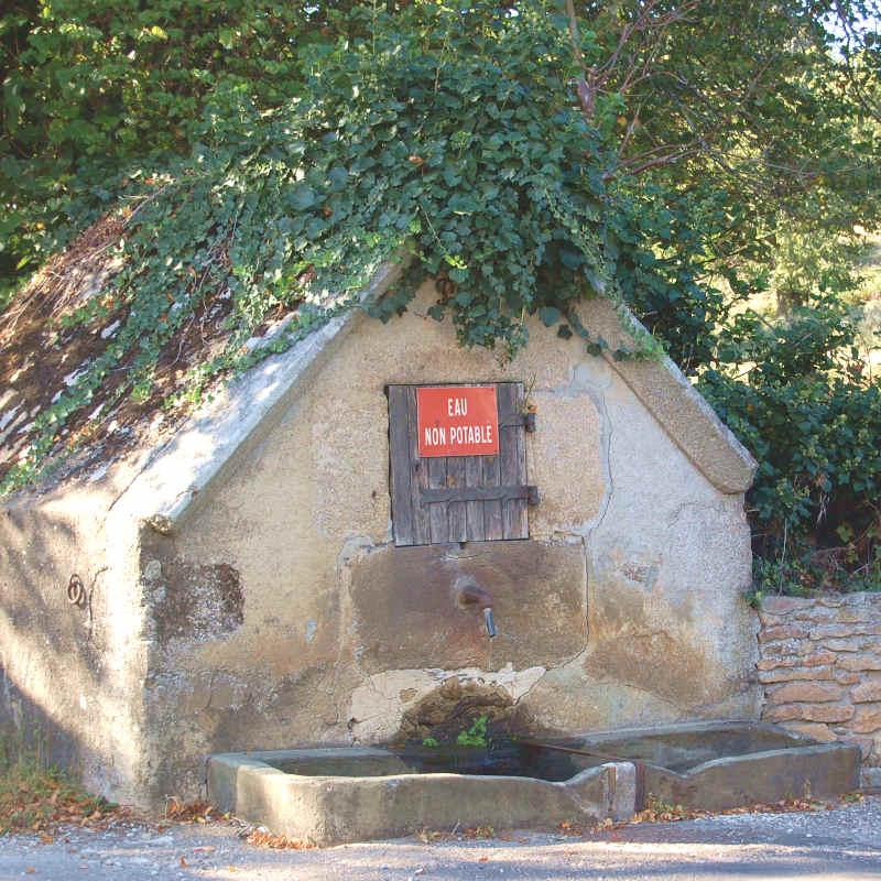 La fontaine du village de Saint-Denis dans l'Aude