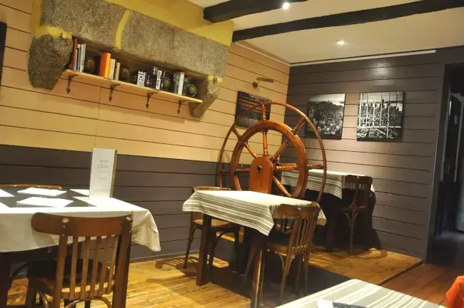 Gouvernail dans la salle de la crêperie l'écume