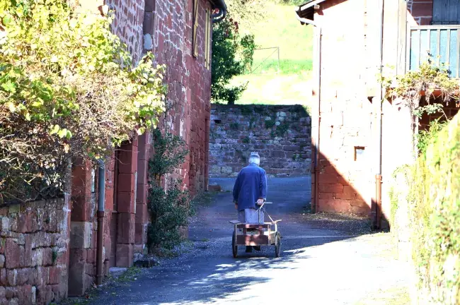Habitante de Collonges-la-Rouge tirant sa cariole