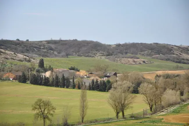 Hameau le Brézyl sur la randonnée à Fendeille