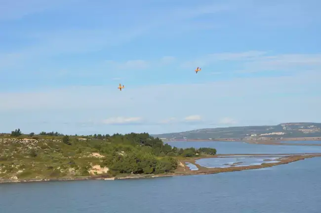 L'île d'Aute survolée par des avions canadair