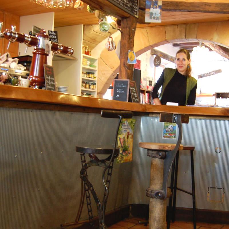 Au comptoir du café plum à Lautrec