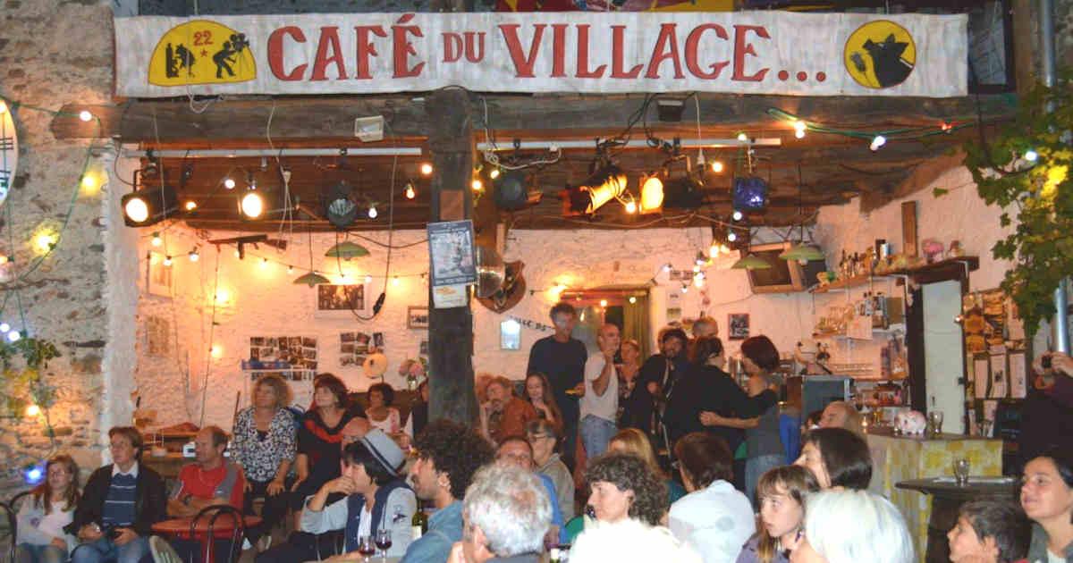 Initiatives du café du village à Anères dans les Hautes-Pyrénées