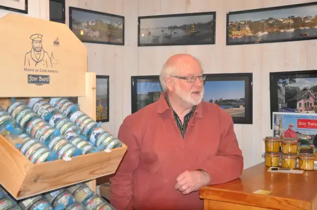 Jean Burel dans son magasin de Concarneau