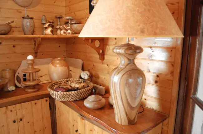 Lampes, vases et autres objets en bois tourné