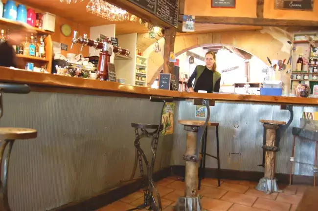 Le comptoir du café Plum à Lautrec