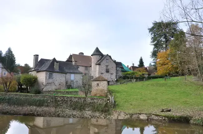 Maisons au bord de l'Auvézère à Ségur-le-Château