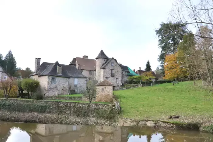Maisons de Ségur-le-Château sur les bords de L'Auvézère