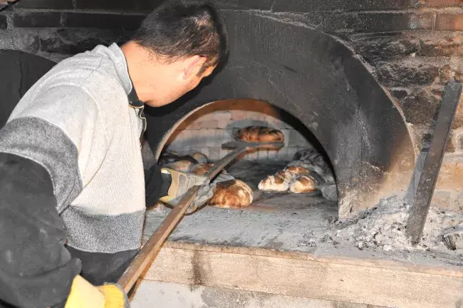 Max sortant le pain du four à bois