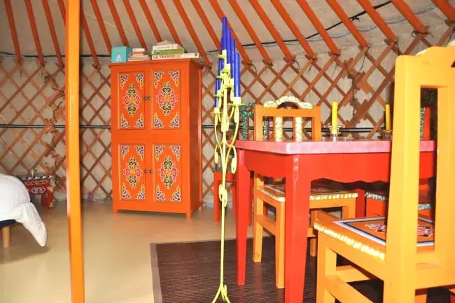 Mobilier dans les yourtes du bois d'Escoumos