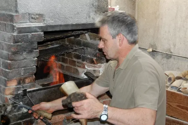 Mr Dafonseca chauffant la corne avant de la travailler