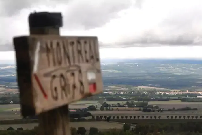 Panneau en bois de balisage sur le chemin direction Montréal entre Fanjeaux et Arzens