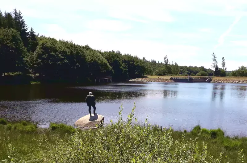 Pêcheur sur le lac de Laprade