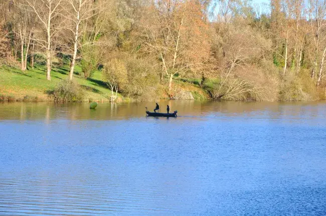 Pêcheurs sur le lac du Causse à Lissac-sur-Couze