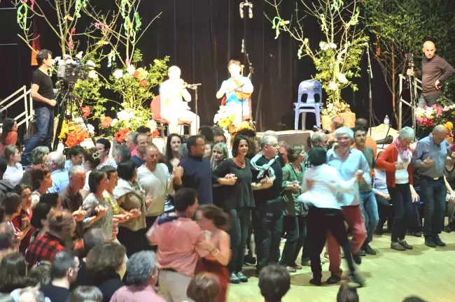 Peuple breton uni dans la danse d'un fest-noz