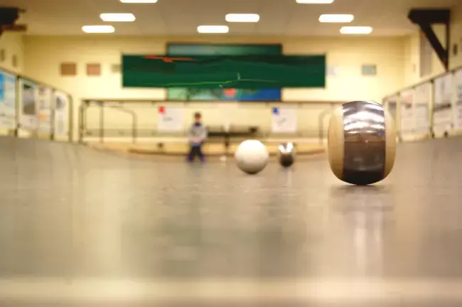 Piste incurvée pour le jeu de la boule de fort
